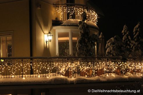 LED Weihnachtsbeleuchtung Haus und Balkon